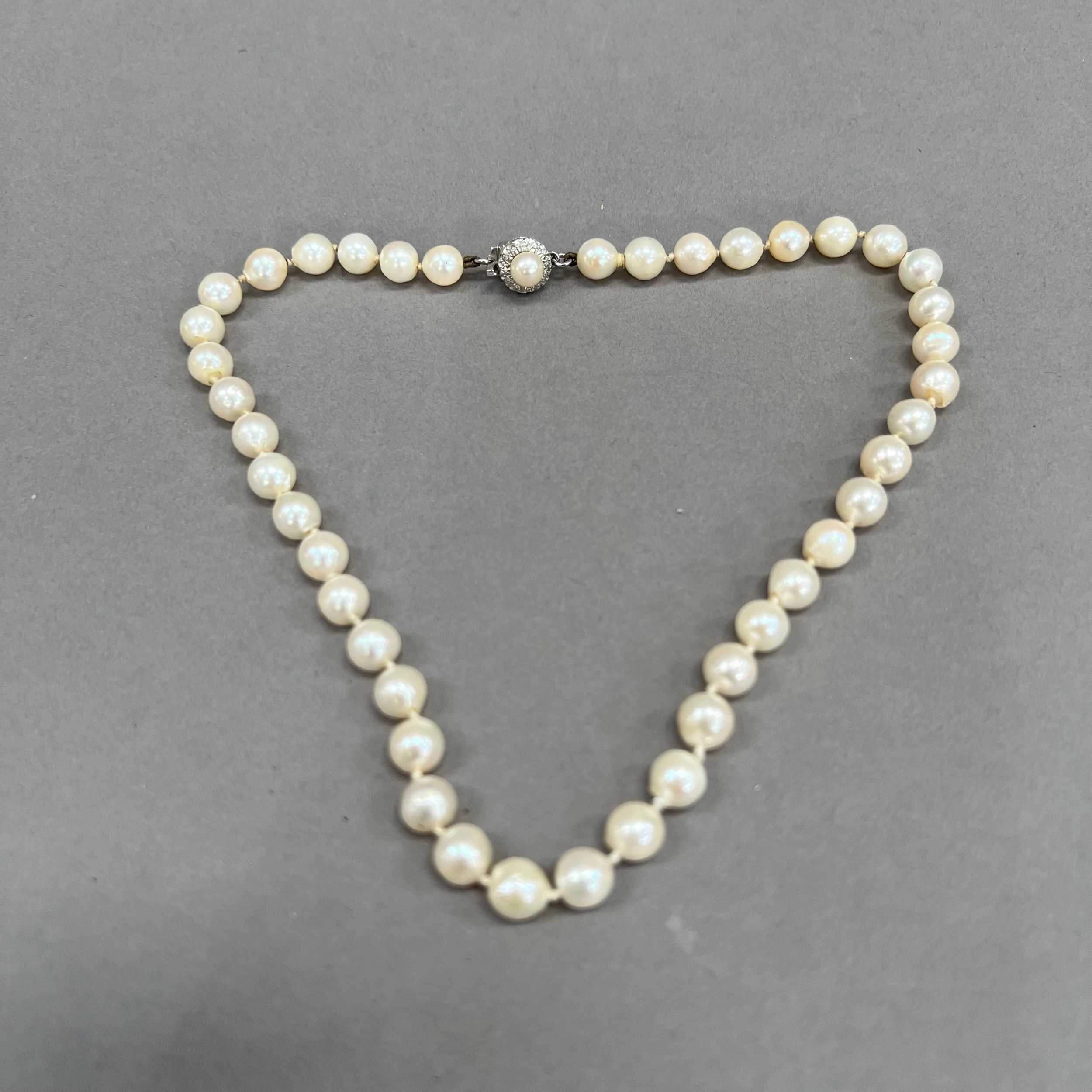 A cultured pearl choker necklace circa 1950 with white gold, diamond and pearl set cluster snap in - Image 3 of 4
