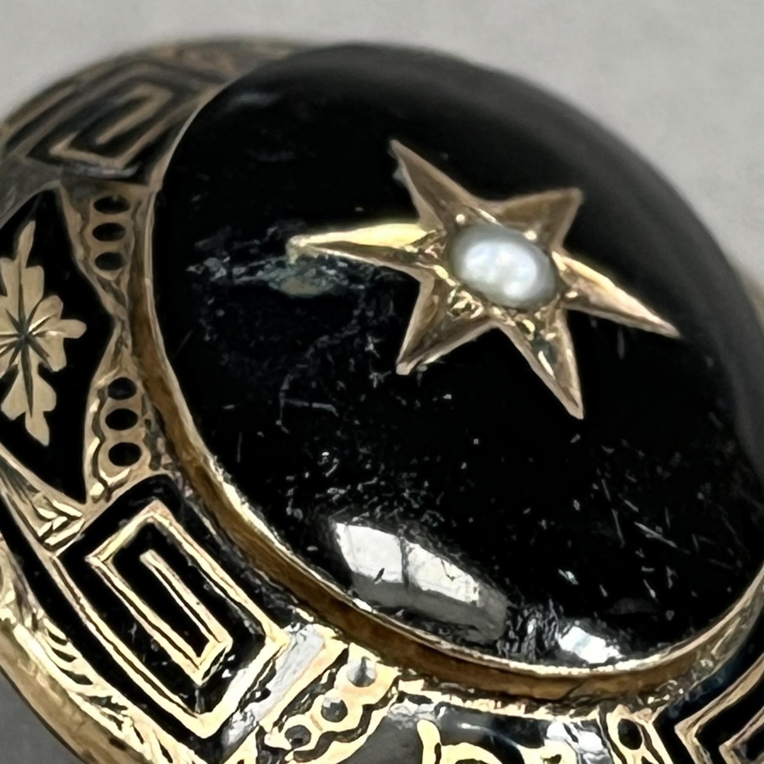 A Victorian morning brooch, stone set to the centre of an oval, jet cabochon A/F with a seed pearl - Image 2 of 3