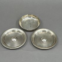 A pair of George VI silver ash trays, Birmingham 1945 for G Bryan and Co, approximate diameter