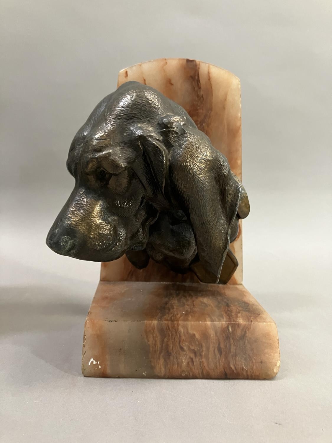 A pair of art deco bronze effect spaniel and blood hound bookends mounted on alabaster, 20cm high - Image 4 of 5