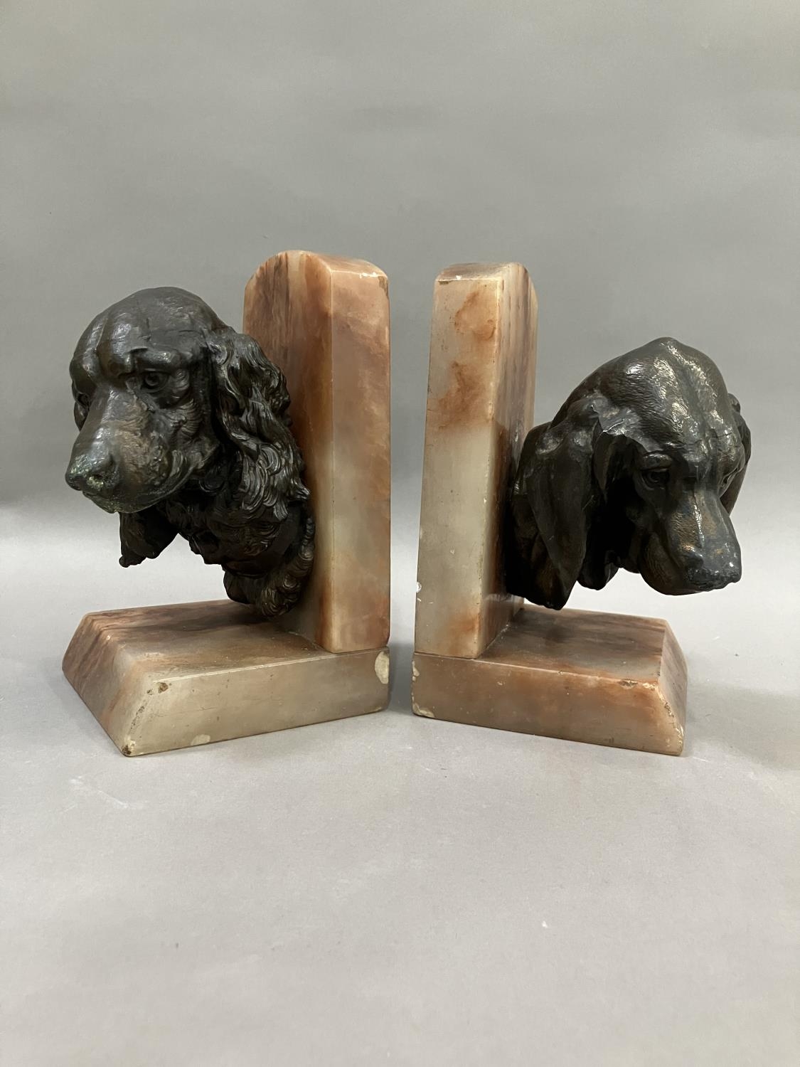 A pair of art deco bronze effect spaniel and blood hound bookends mounted on alabaster, 20cm high - Image 3 of 5