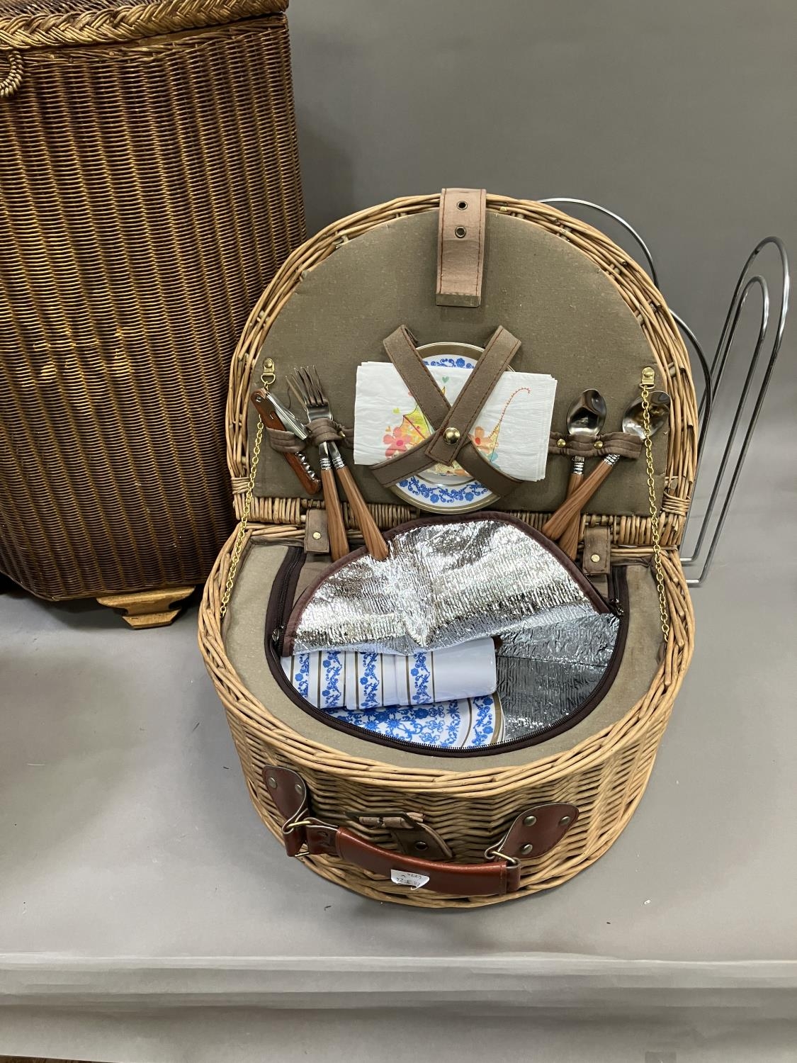 A laundry basket, a retro magazine rack etc - Image 3 of 4
