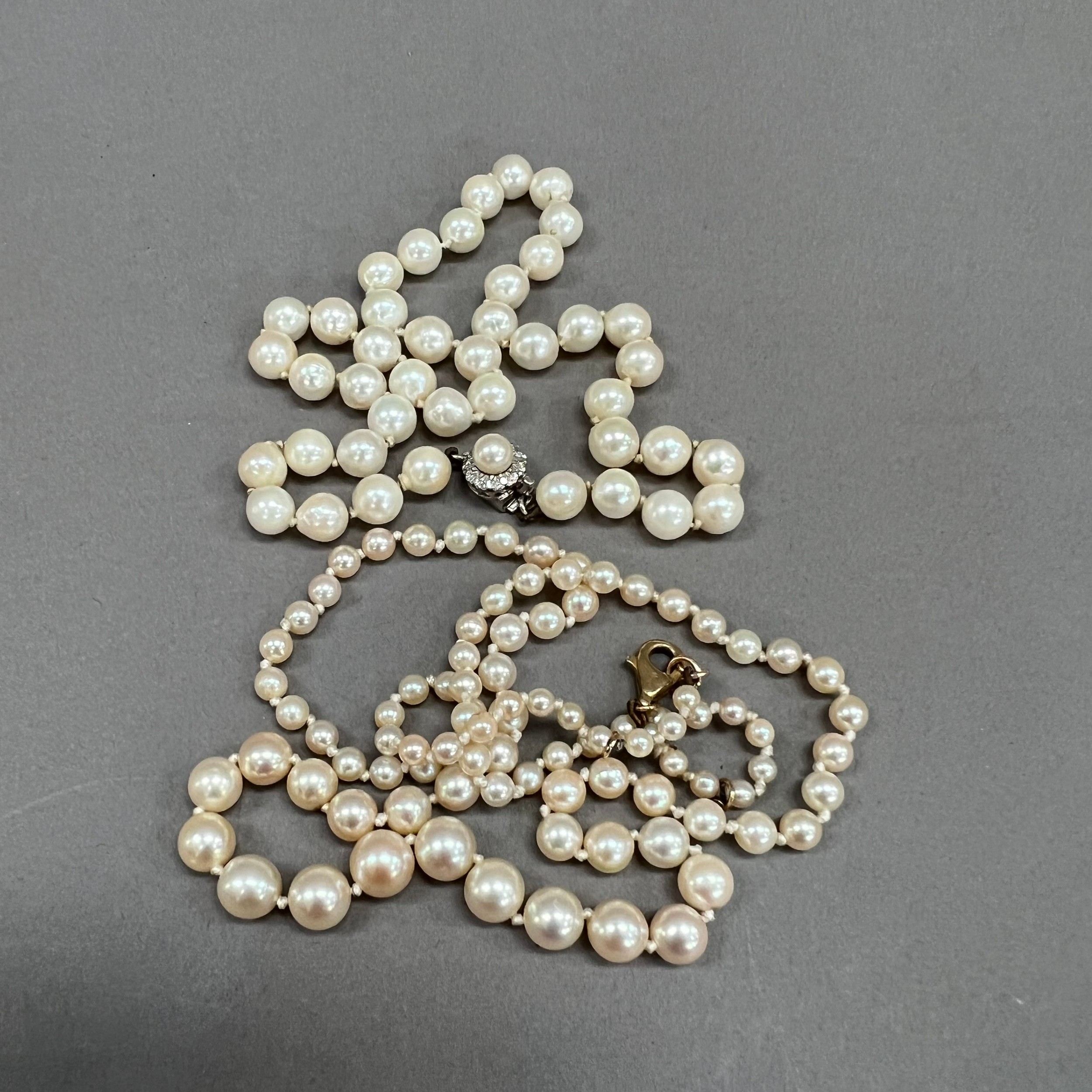 A cultured pearl choker necklace circa 1950 with white gold, diamond and pearl set cluster snap in - Image 4 of 4