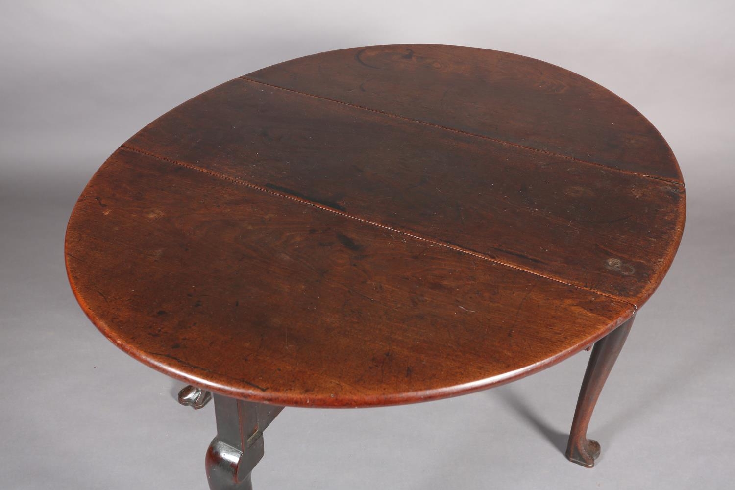A George III mahogany pembroke dining table, oval, having twin drop leaves, arched apron, on - Image 4 of 4