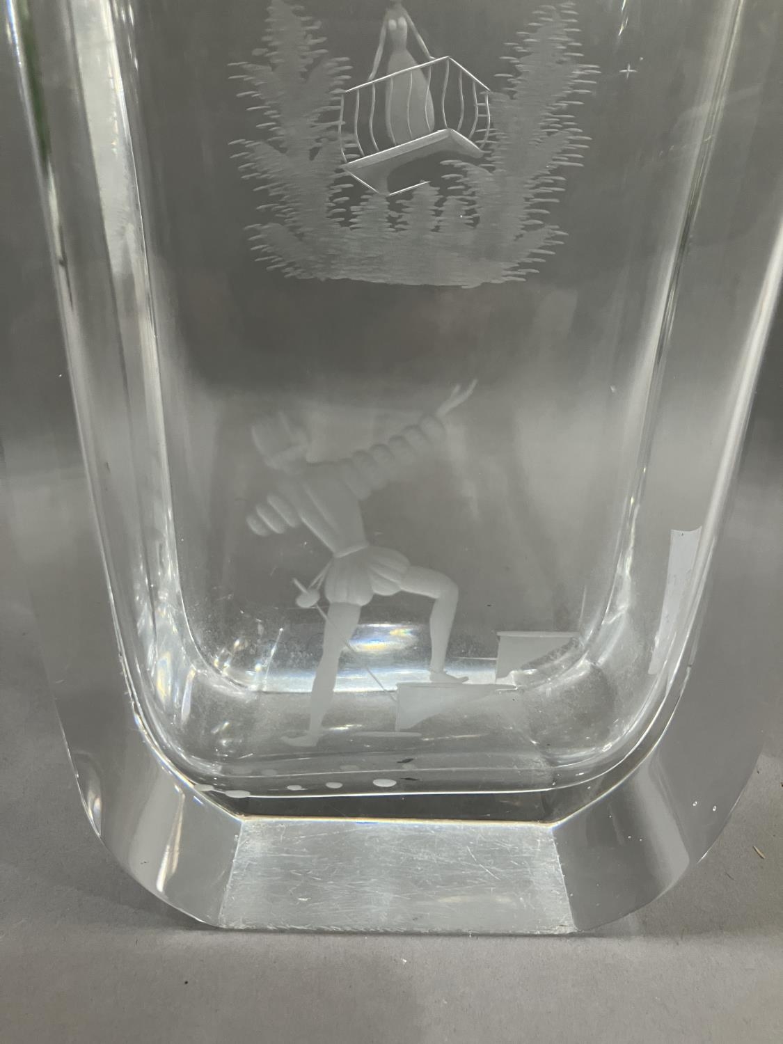 An Orrefors glass vase etched with Romeo and Juliet signed by Nils Landberg, 21cm high - Image 5 of 5