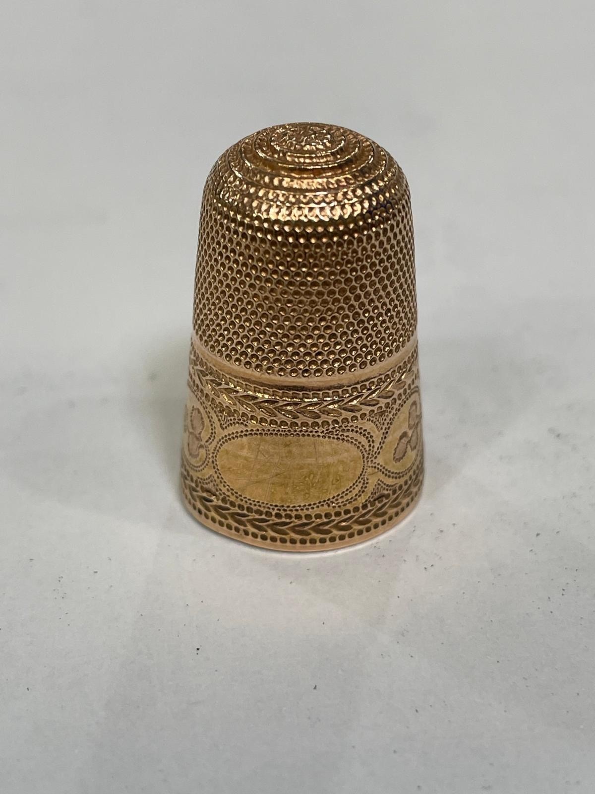 A late 18th/early 19th century thimble in 15ct rose gold, with hammered foliate band and with open - Image 2 of 4