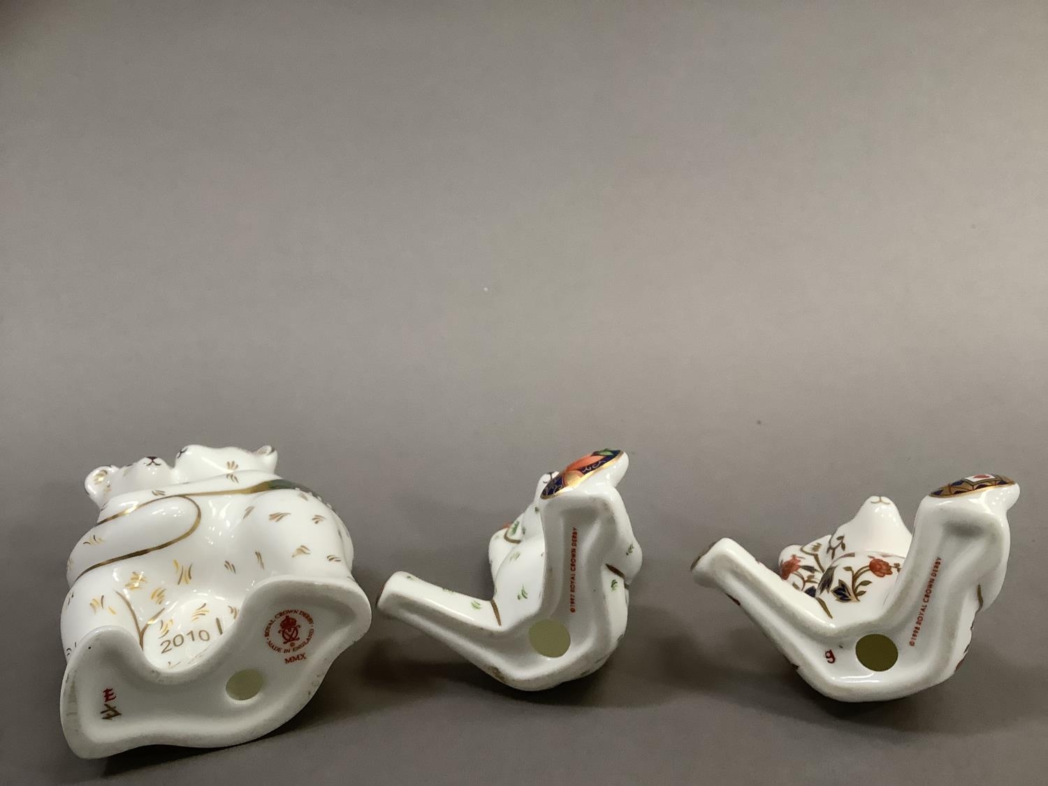 A group of Royal Crown Derby teddy bears including two bears hugging with year 2010 and two seated - Image 4 of 4