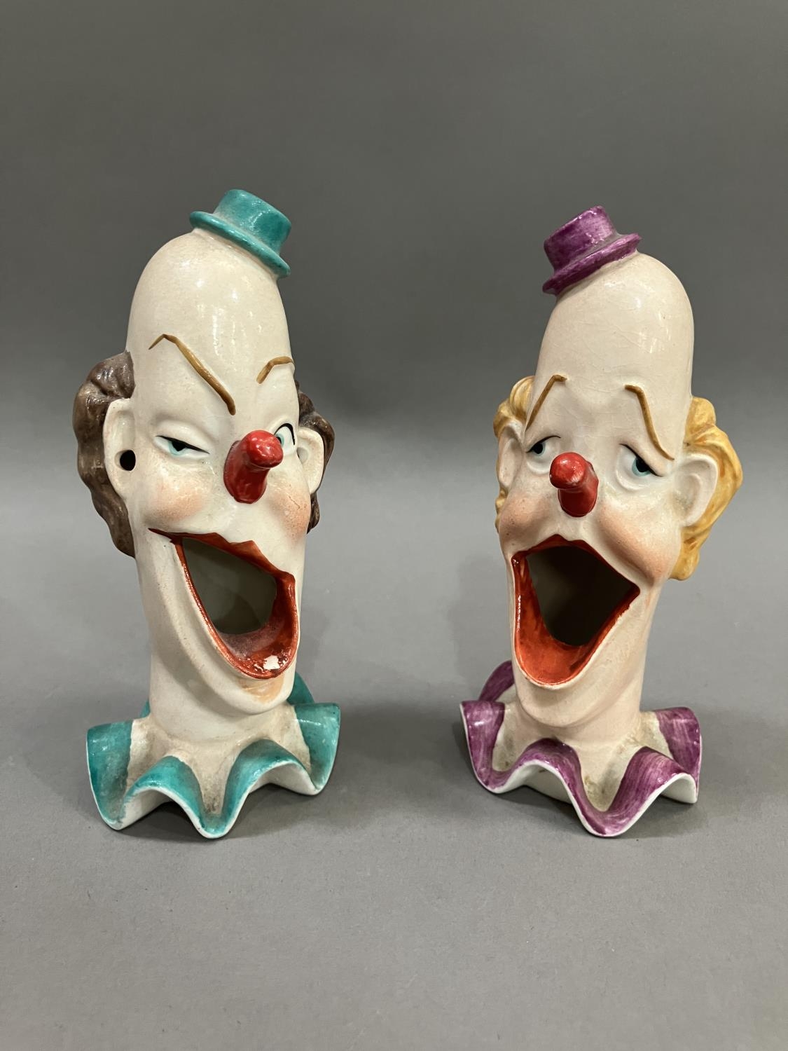 A pair of ceramic clowns heads on ruffled collars with gaping mouths, 15cm high - Image 2 of 5