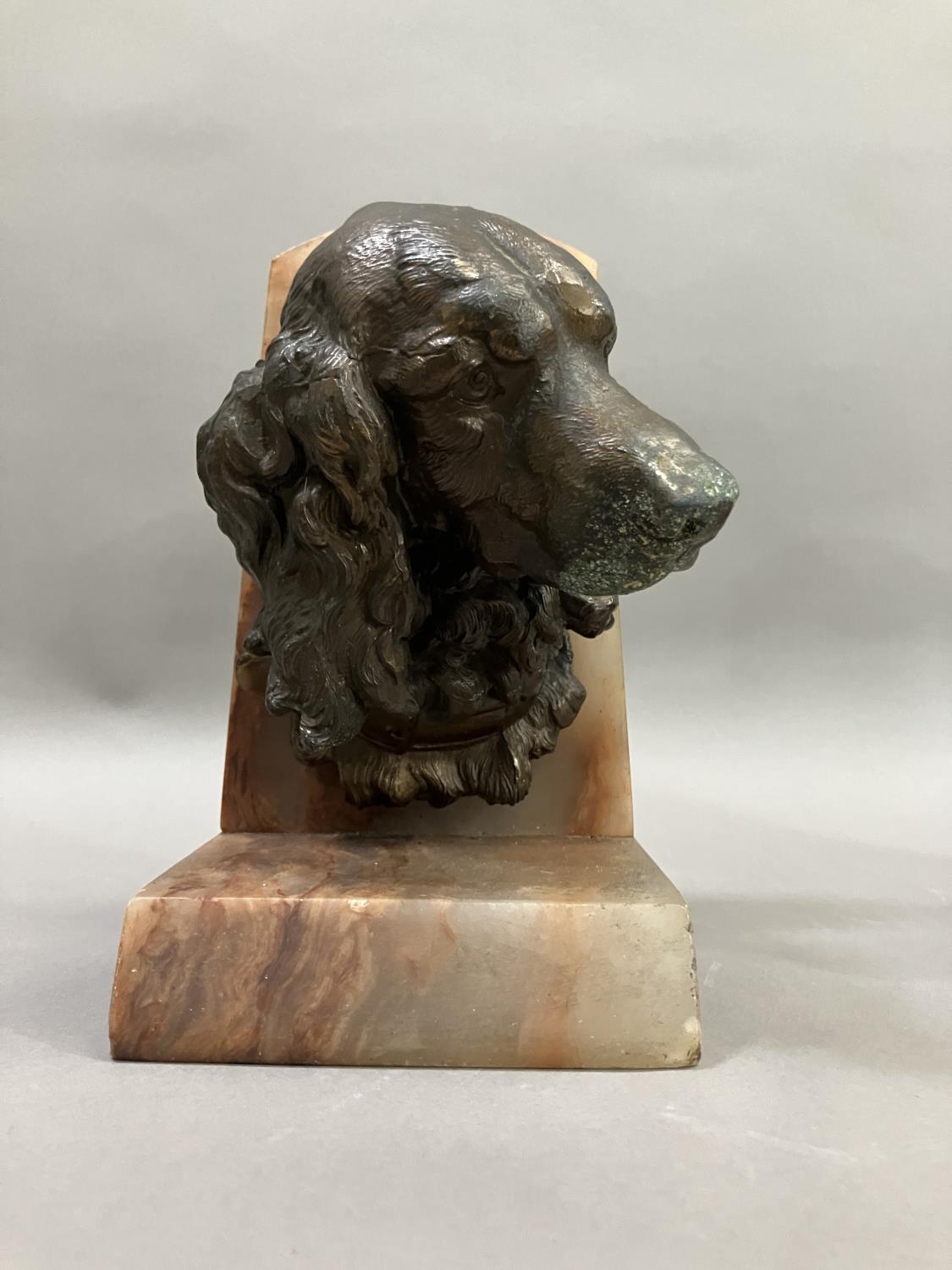 A pair of art deco bronze effect spaniel and blood hound bookends mounted on alabaster, 20cm high - Image 5 of 5