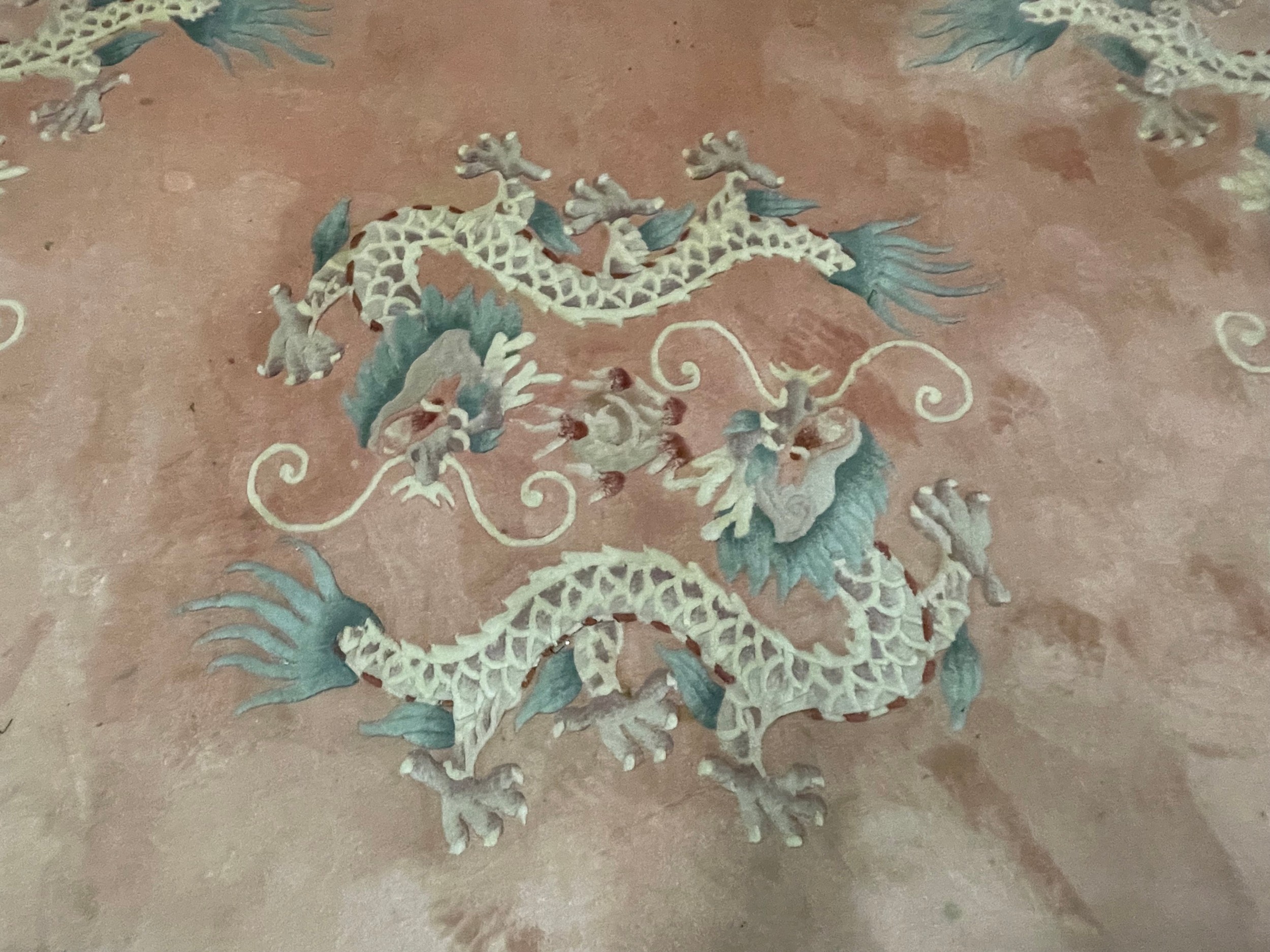 A Chinese pink rug bearing motifs of dragons in a geometric border - Image 3 of 5