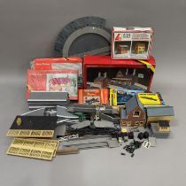 A collection of Hornby 00 trackside components, comprising a turntable, an R593 town station (boxed)