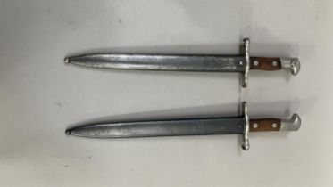 Two WWII Swiss bayonets, stamped Waffenfabrik Nehausen nos.363704 and 471089 (2)