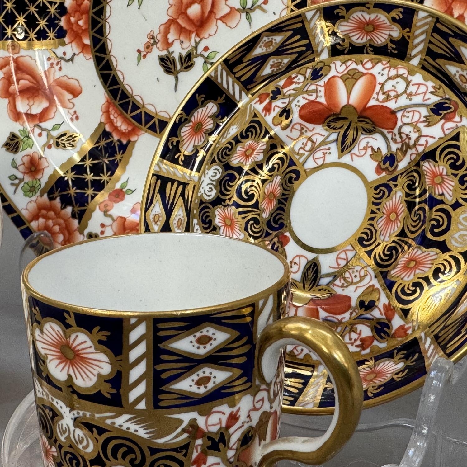 A Royal Crown Derby coffee can and saucer, pattern 2451, date cipher for 1938, together with a - Bild 2 aus 3