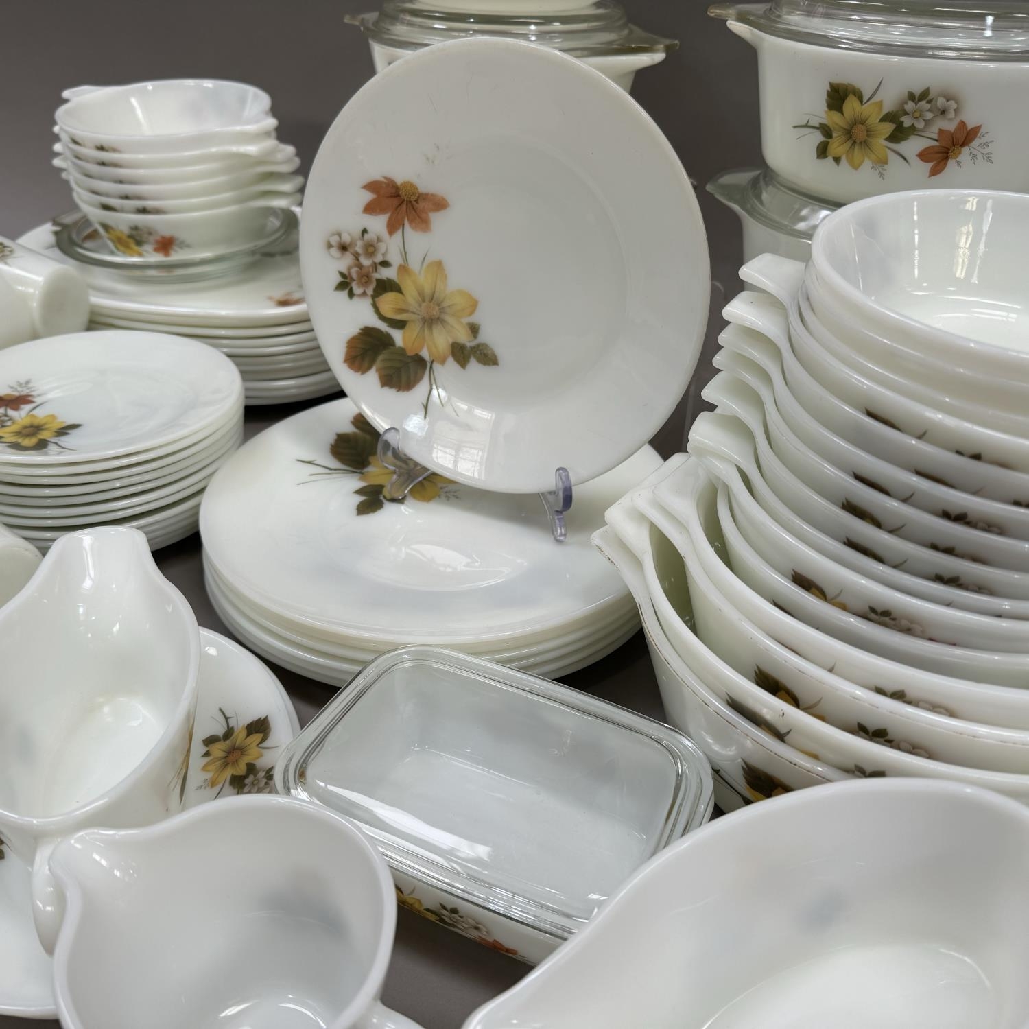 An extensive collection of vintage Pyrex ware decorated with flowers in shades of brown and - Image 3 of 4