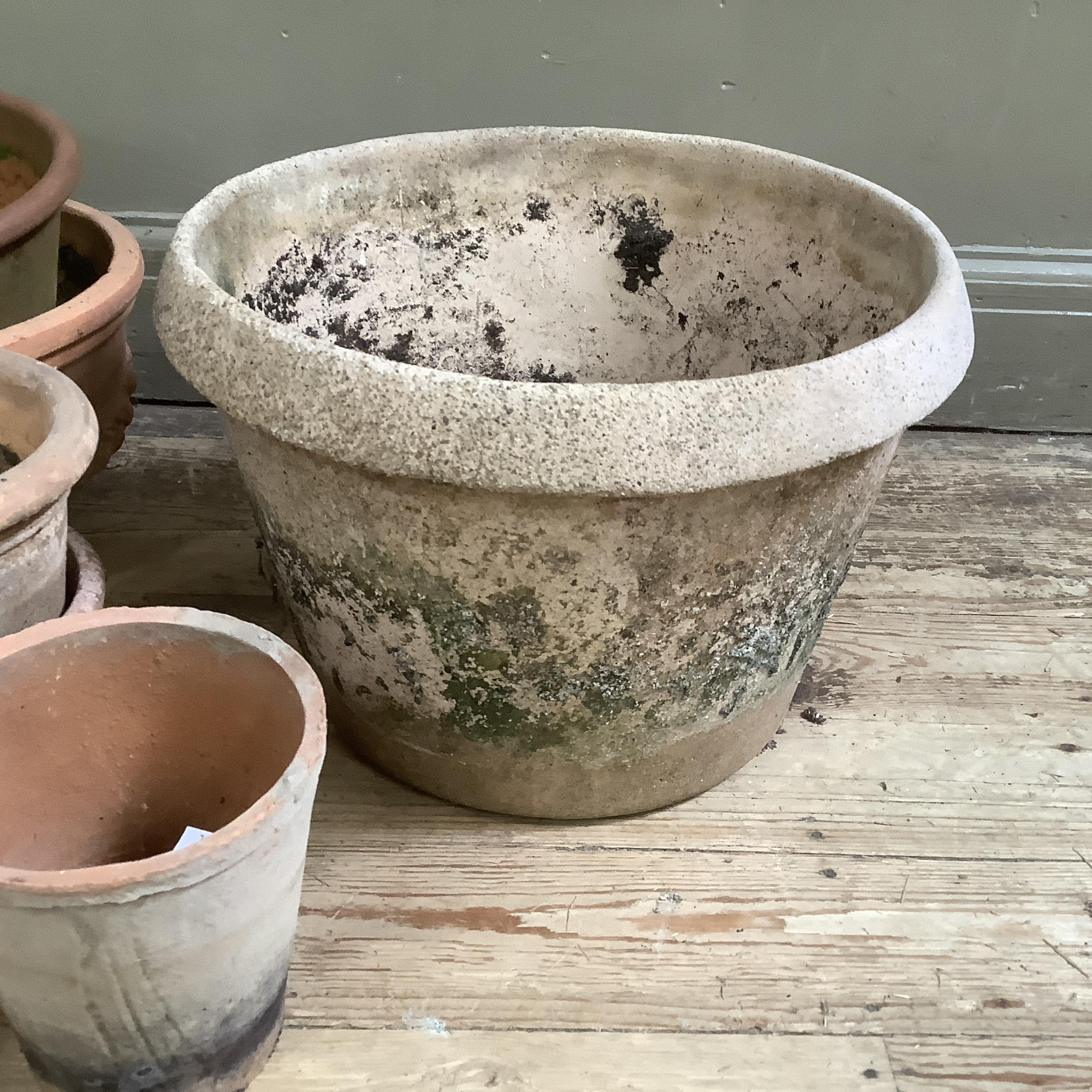 A collection of terracotta plant pots measuring from 27.5cm high to 10cm together with a stone mix - Image 4 of 4