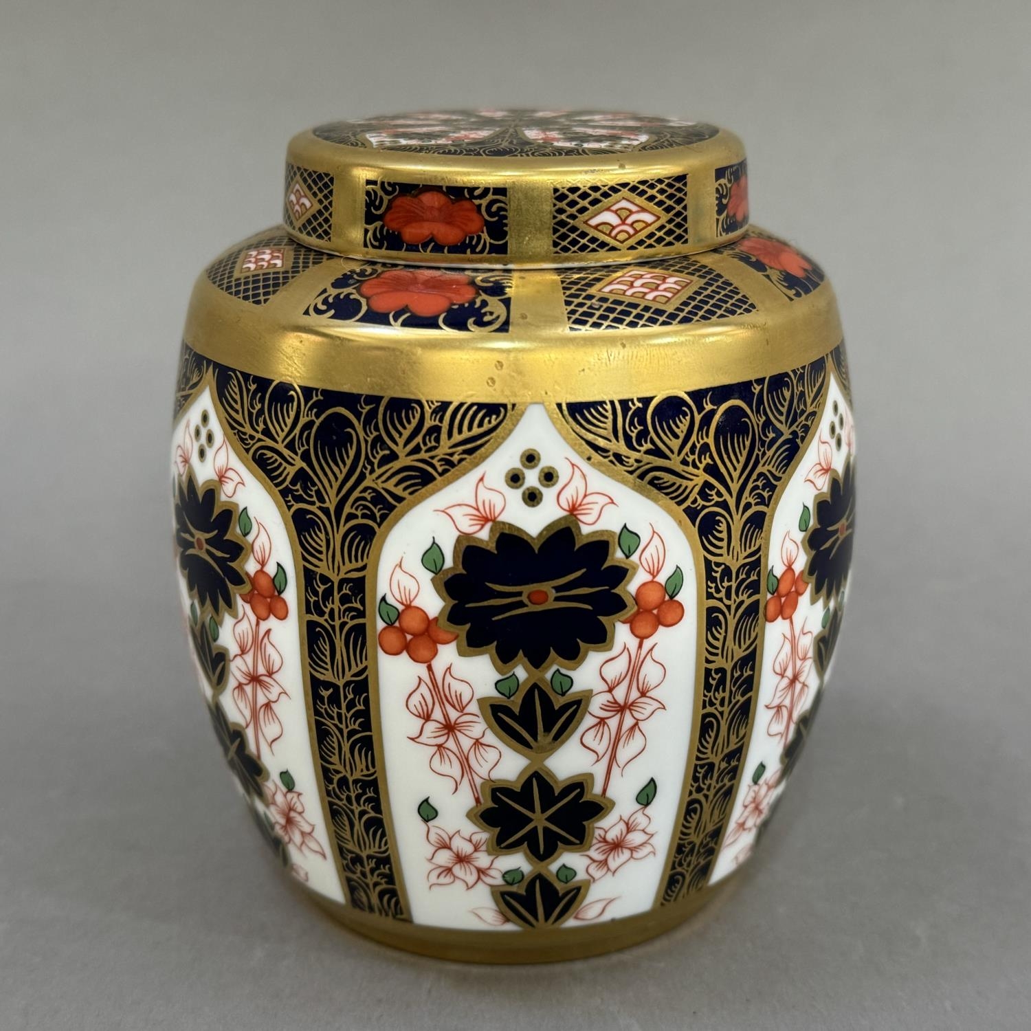 A modern Royal Crown Derby pattern 1128 ginger jar and cover, 11cm