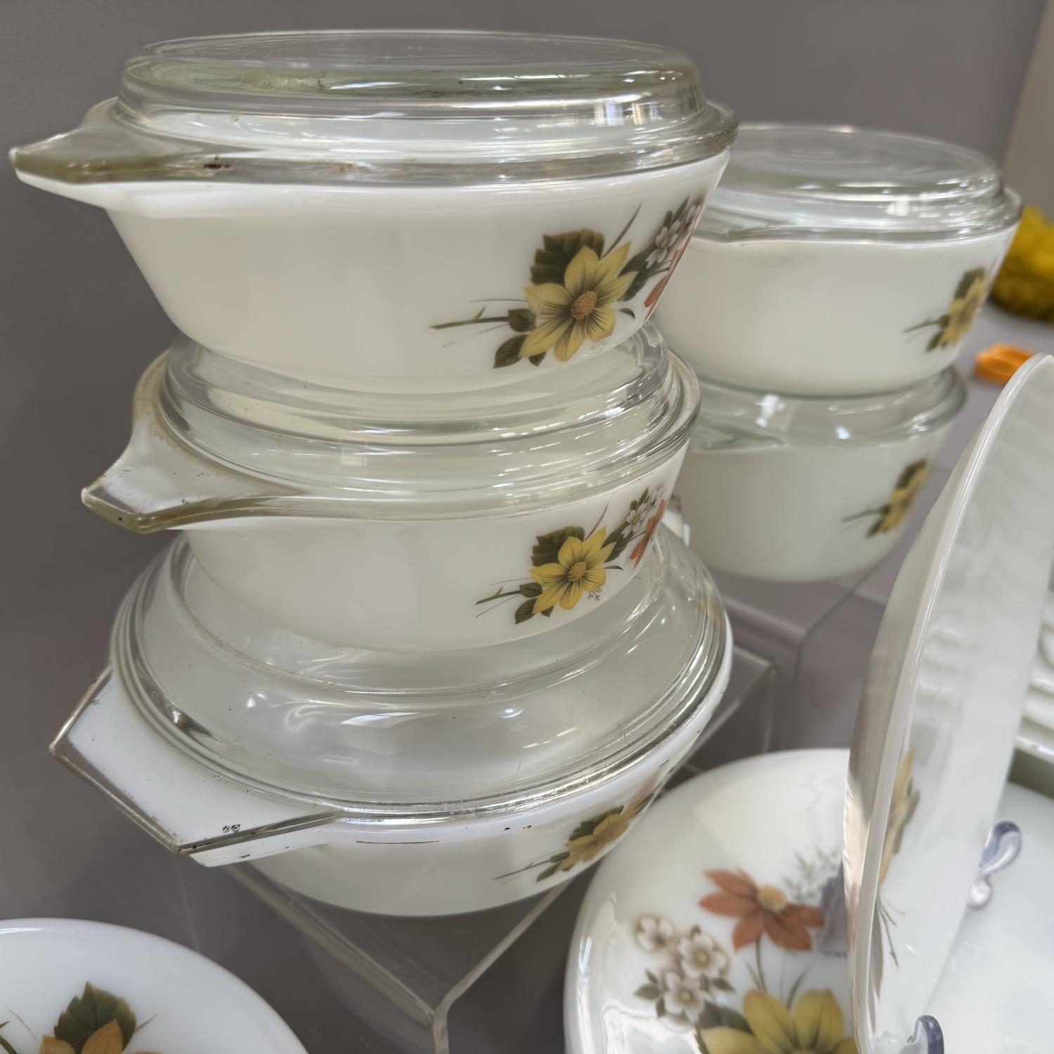 An extensive collection of vintage Pyrex ware decorated with flowers in shades of brown and - Image 4 of 4