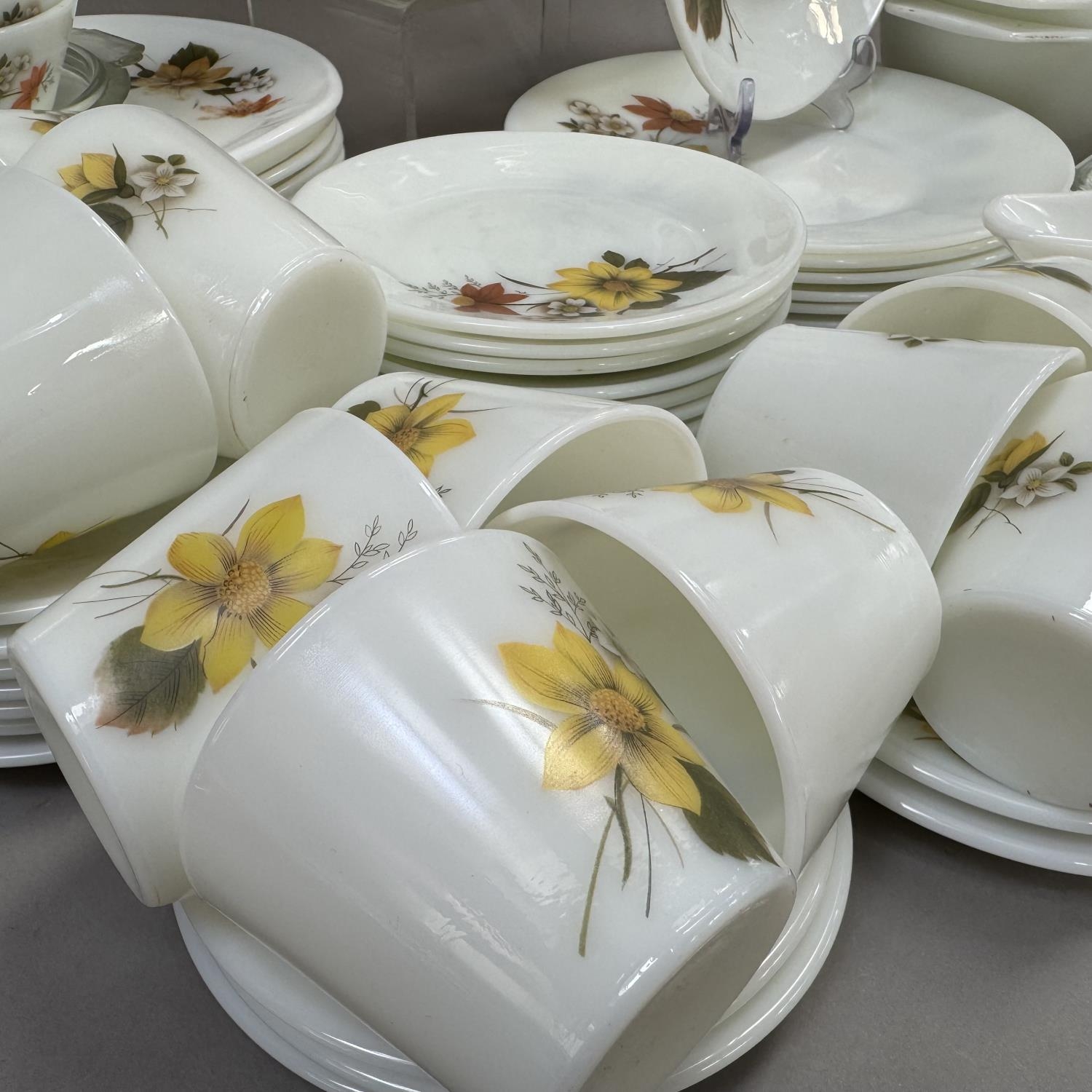 An extensive collection of vintage Pyrex ware decorated with flowers in shades of brown and - Image 2 of 4