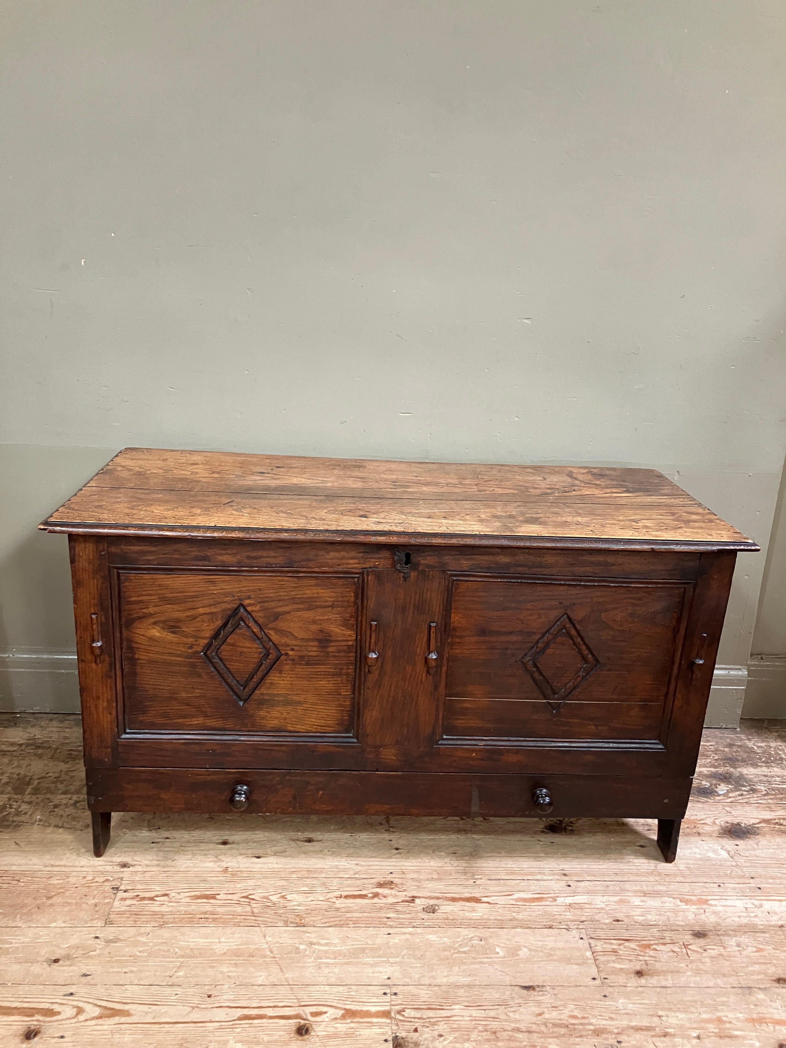 A 19th century oak kist having a twin indented panel front with diamond motifs on panel shaped - Image 3 of 3