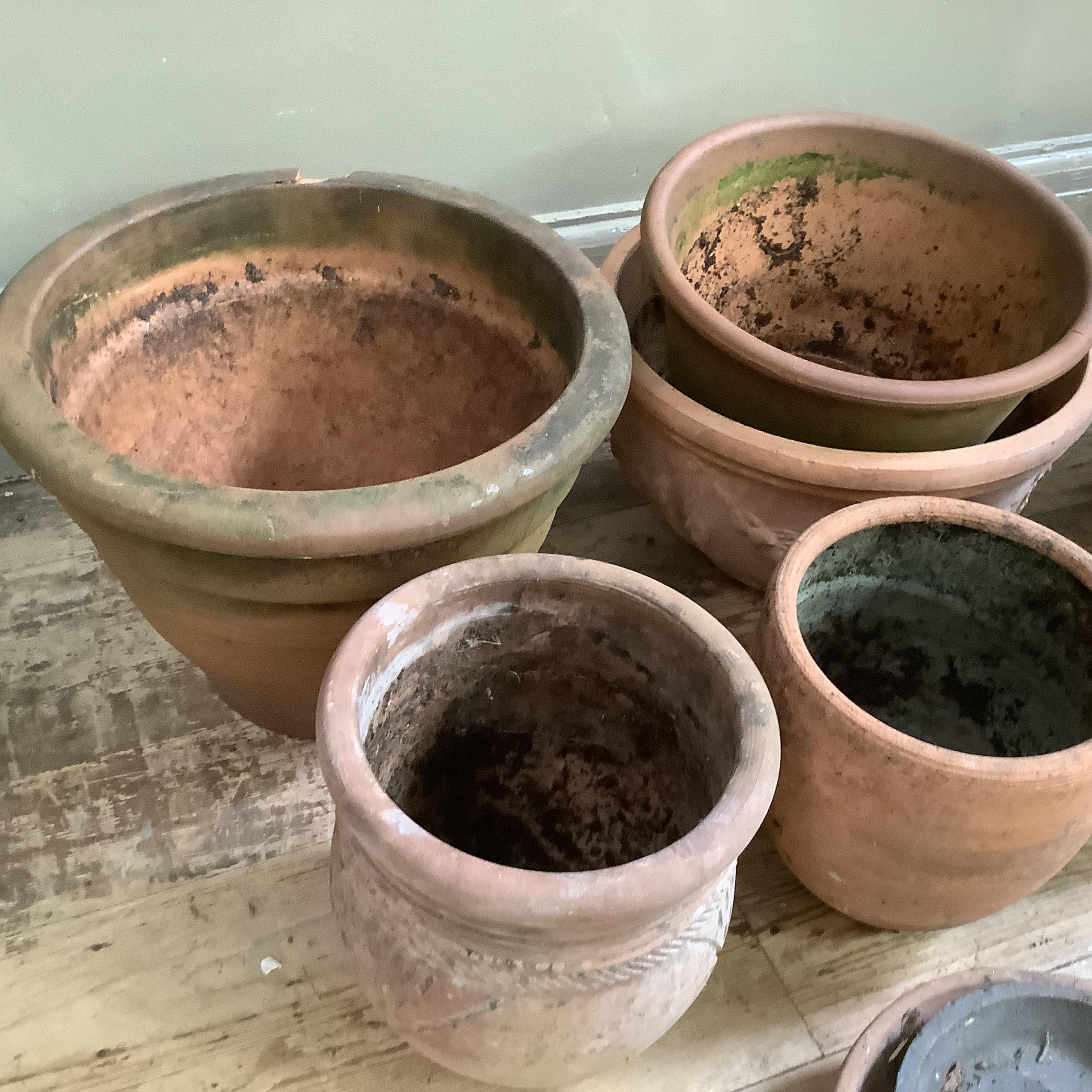 A collection of terracotta plant pots measuring from 27.5cm high to 10cm together with a stone mix - Image 3 of 4