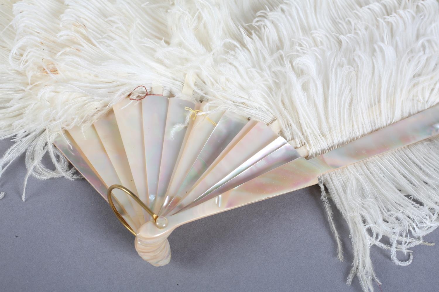 A cream feather fan c 1900, ostrich and possibly marabou, or simply shaved to give a light and - Image 2 of 4