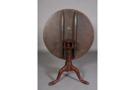 A GEORGE III MAHOGANY 'BIRD CAGE' TILT TOP TABLE, circular, barrel turned pedestal on three cabriole - Image 5 of 5