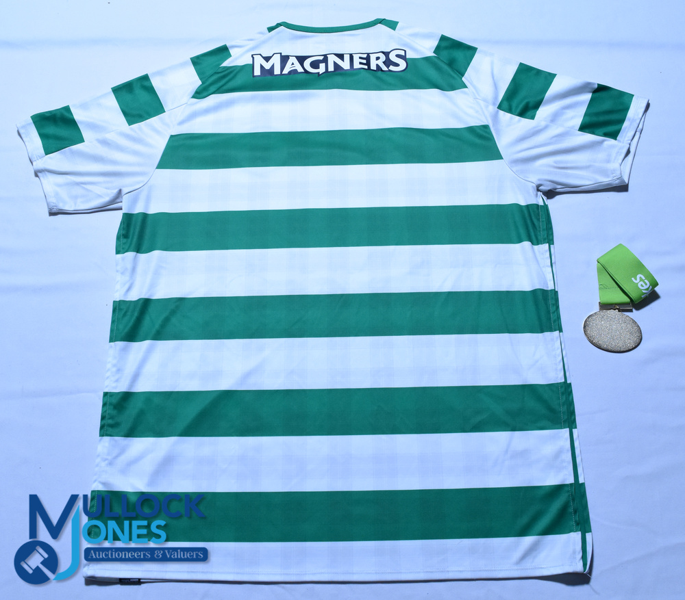 2018-2019 Celtic FC Football Shirt & Medal - Shirt New Balance / Dafabet. Size L, short sleeves. - Image 3 of 3
