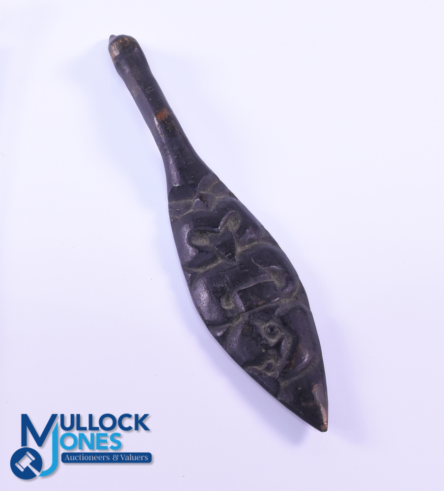 Maori Traditional Carved Dark Wood Dagger: Classical folk art work on this approx. 7" x 2", very - Image 2 of 2