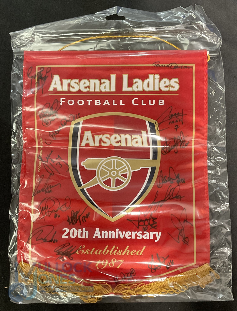 Arsenal Ladies Football Team Autographed Silk Pennants. Quadruple Winners and 20th Anniversary - Bild 3 aus 3