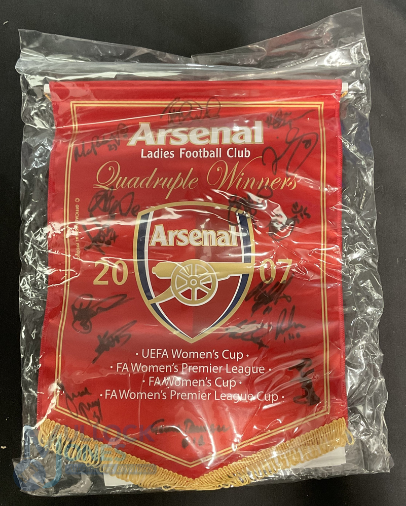 Arsenal Ladies Football Team Autographed Silk Pennants. Quadruple Winners and 20th Anniversary - Bild 2 aus 3