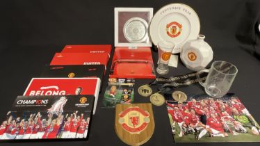 Manchester Utd memorabilia to include 1999 Whiskey Decanter with contents, glasses, Wedgwood
