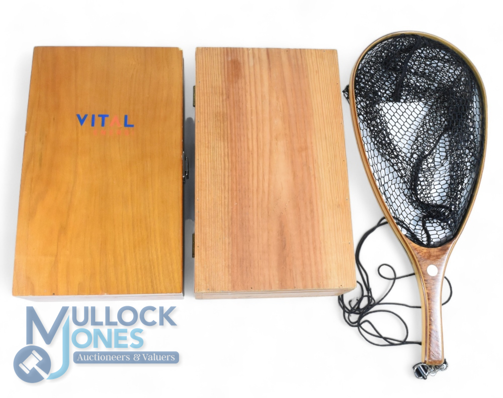 Hardy wood framed trout landing net, 22” long, with knotless mesh and lanyard, 2 x wooden boxes - Bild 2 aus 2
