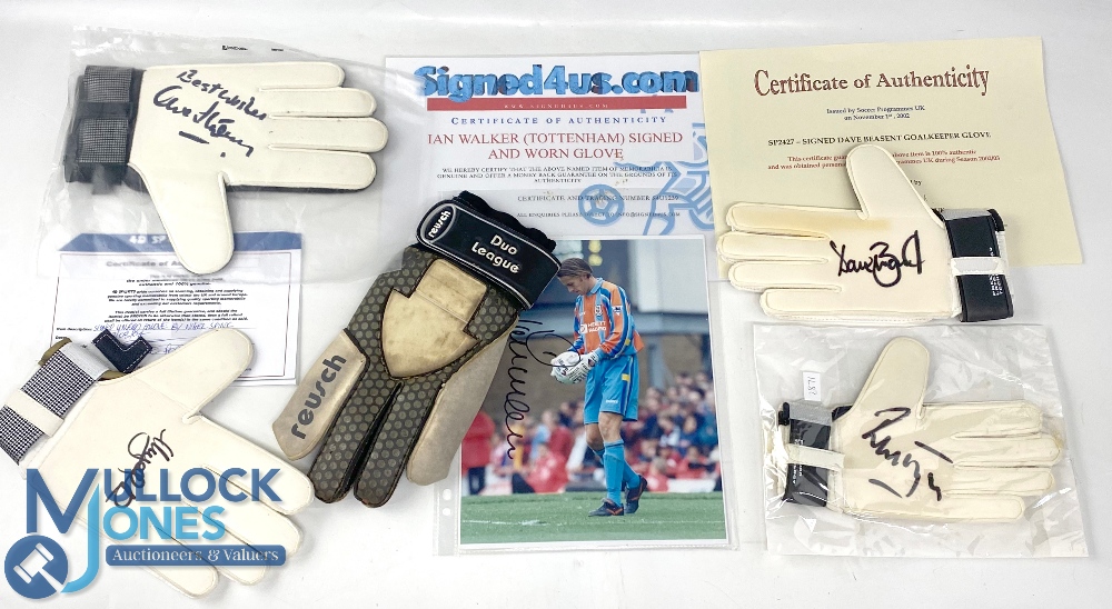 Football Signed Goal Keepers Gloves To include Ian Walker with signed Photo, Dave Beasent, Nigel