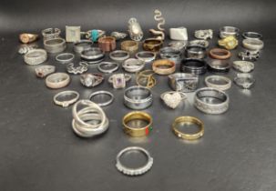 SELECTION OF SILVER AND OTHER RINGS including a Links of London silver Russian wedding style ring of