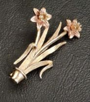 CLOGAU WELSH NINE CARAT GOLD DAFFODIL BROOCH in the form of the plant in a flower pot, with two rose