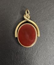 NINE CARAT GOLD MOUNTED SWIVEL FOB set with bloodstone and carnelian, approximately 3.5cm high