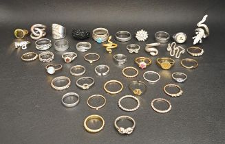SELECTION OF SILVER AND OTHER RINGS including a turquoise set silver spinner ring, and other crystal