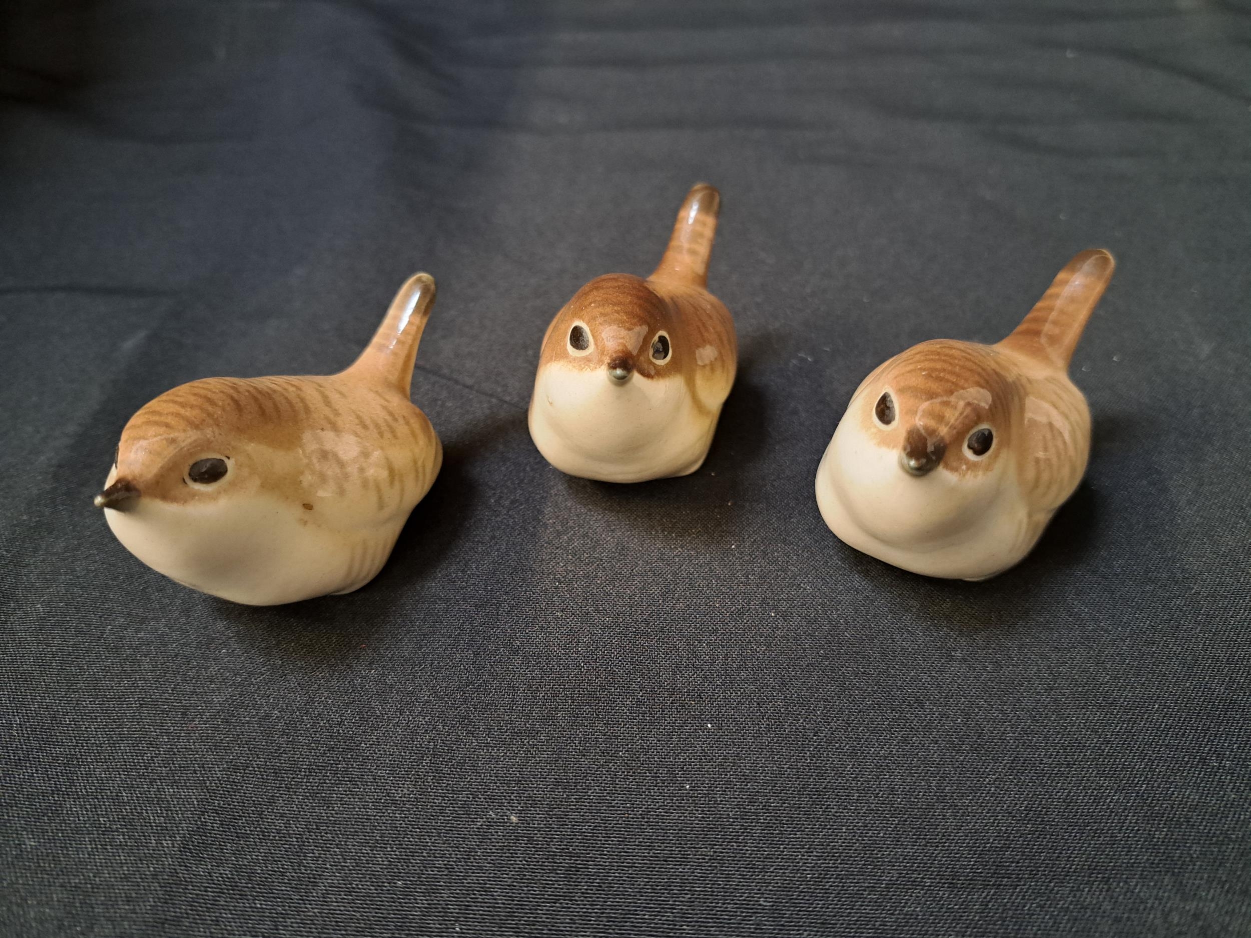 THREE LOMONOSOV PORCELAIN WRENS each marked to the base 'made in the USSR', 4cm high (3)