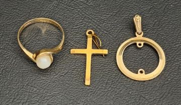 SELECTION OF NINE CARAT GOLD JEWELLERY comprising a pearl set ring and two pendants, total weight