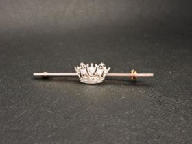 DIAMOND SET BAR BROOCH the diamonds in the central crown totalling approximately 0.12cts, in fifteen
