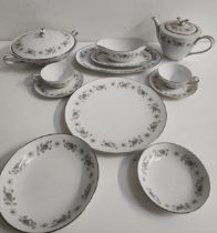 NORITAKE WELLESLEY DINNER SERVICE comprising eight soup bowls, seven dinner plates, eight side