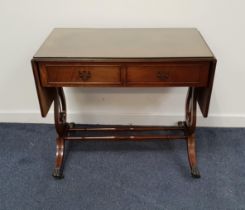 MAHOGANY SOFA TABLE with two frieze drawers and two opposing dummy drawers, standing on lyre end