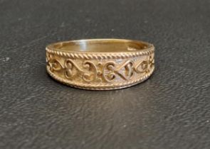 ATTRACTIVE NINE CARAT GOLD BAND with relief scroll decoration, ring size P-Q and approximately 3.4