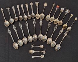 TWENTY EIGHT SILVER NOVELTY TEA SPOONS with British and continental examples, 272g/9.59oz