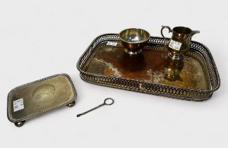 A small collection of assorted silver comprising, a small silver stand by William Aitken,