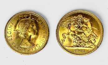 An ERII 1962 22ct gold sovereign, gross weight approximately 8g