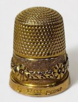 An Edwardian 15ct Gold Thimble, with a hand-tooled raised horizontal band of alternating flower