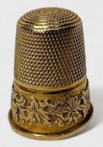 A George V 18ct Gold Thimble, cast with a band of oak leaves, hallmarks obscure but possible