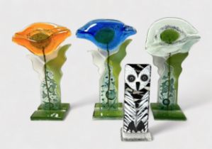 Three stylised fused glass standing flowers by Anita Pawlowska, 24cm high, another similar figure of