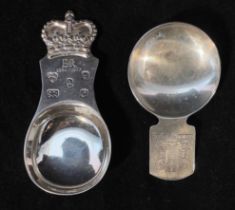 An ERII 1977 jubilee silver caddy spoon, with plain bowl and hallmarked stem engraved EIIR 1952-1977